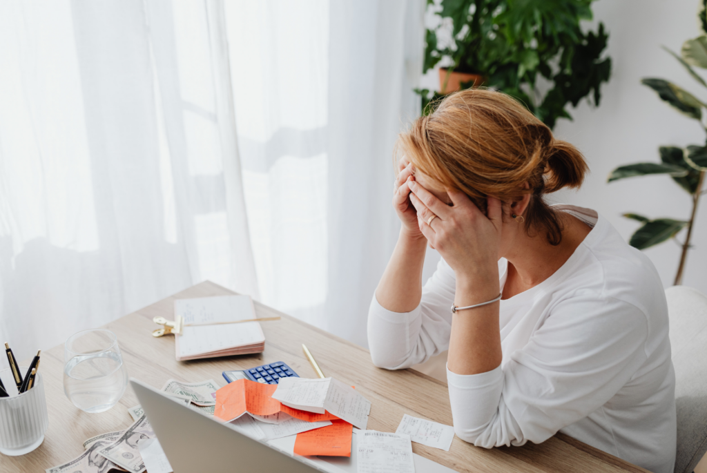 mulher no computador preocupada com as taxas e impostos